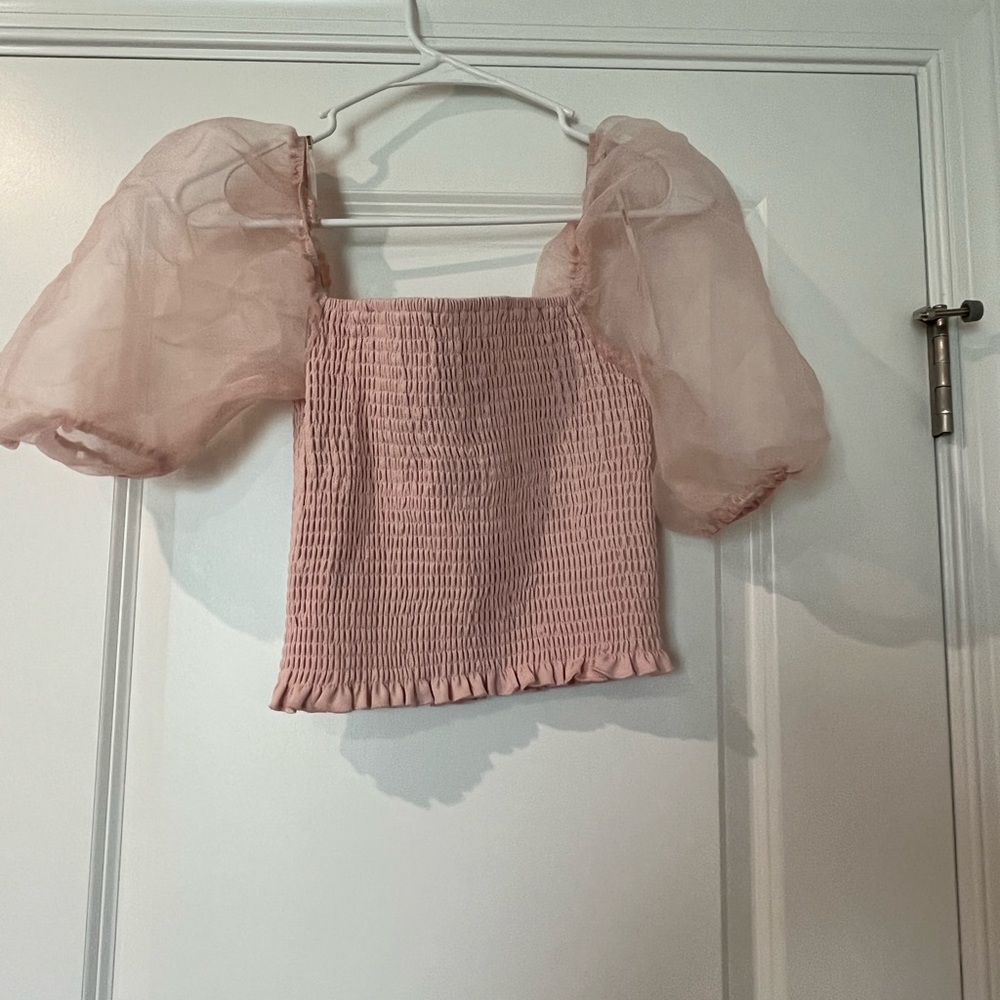Forever 21 light pink puffer sleeve crop top. Size Medium.